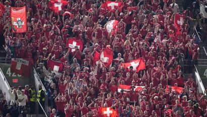 Bild: Lindsey Wasson/AP/dpa
Die Schweizer Fans können in der Heimat am Sonntag bis in den Morgen hinein das WM-Viertelfinale als Event zelebrieren. (Archivbild)