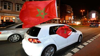 Bild: Roberto Pfeil/dpa
Marokkaner in Frankreich stehen vor dem Viertelfinale beider Länder vor der Qual der Wahl: Welche Mannschaft unterstützen sie? (Symbolbild).