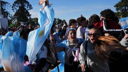 Bild: Rodrigo Abd/AP/dpa
In Argentinien kam es nach dem Achtelfinalsieg gegen Ägypten in vielen Städten zu spontanen Jubelfeiern.