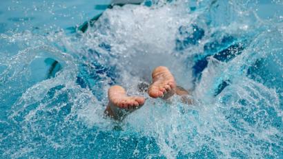 Bild: Patrick Pleul/dpa
Der Spender ist selbst Freibad-Fan. (Archivbild)