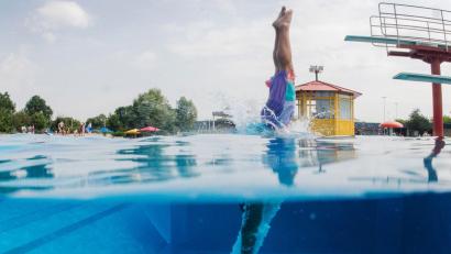 Bild: Jana Bauch/dpa/dpa-tmn
Die beiden Schwimmer zogen die Frau aus dem Wasser. (Symbolbild)