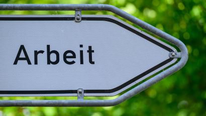 Symbolbild: Patrick Pleul/dpa
Der Fachkräftemangel bleibt eine der größten Herausforderungen für die Wirtschaft in der Nordoberpfalz. Bis 2035 dürfte sich die Lücke auf dem Arbeitsmarkt weiter vergrößern.