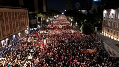 Bild: Hameraldi Agolli/AP/dpa
Seit gut 40 Tagen demonstrieren in Tirana große Menschenmengen gegen ein Tourismusprojekt in einem Naturschutzgebiet an der Adria. (Archivbild)