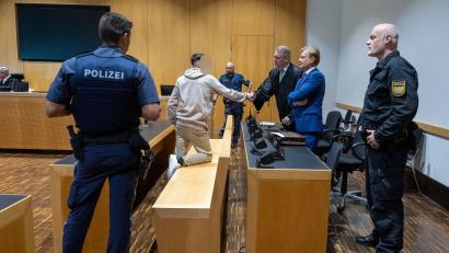 Bild: Stefan Puchner/dpa
Mitte Juni wurde eine 30-Jähriger wegen Mordes an einer dreifachen Mutter verurteilt. Nun gibt es eine weitere Festnahme in dem Fall. (Archivbild)