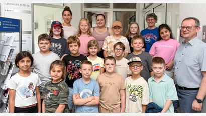Bild: Petra Hartl
Die Klasse 3c der Albert-Schweitzer-Schule in Amberg mit Lehrerin Lisa Güthlein (hinten links) macht mit beim Projekt Kulturspatz und hat sich einen Besuch bei der Amberger Zeitung gewünscht: Hier zeigten ihnen die Redakteure Markus Müller (vorne rechts) und Heike Unger (hinten rechts), wie aus Ereignissen und Themen Nachrichten fürs Onlineportal "onetz.de" und die gedruckte Zeitung werden.