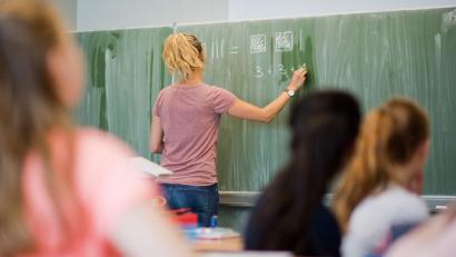 Bild: Julian Stratenschulte/dpa
Der Frauenanteil bei den Lehrkräften lag an den allgemeinbildenden Schulen bei rund 73 Prozent. (Symbolbild)