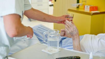 Bild: Daniel Karmann/dpa
Roboter und digitale Lösungen sollen in der Pflege helfen und dem Personal Freiraum für die Arbeit mit den Patienten schaffen. (Symbolbild)