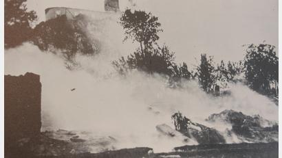 Archivbild: Stadtarchiv Pleystein
Im Stadtarchiv Pleystein gibt's Bilder, die das Ausmaß der Brandkatastrophe 1901 dokumentieren. Die Aufnahme zeigt, wie das Feuer an der Ostseite des Kreuzbergs wütet.