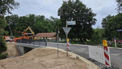 Bild: Tobias Gräf
Am Mittwoch, 8. Juli, laufen letzte Arbeiten der Firma Dötterl und Hahn an der neuen Brücke über den Rosenbach in Sulzbach-Rosenberg. Der Bauhof installiert noch eine Straßenlaterne – dann ist alles fertig.