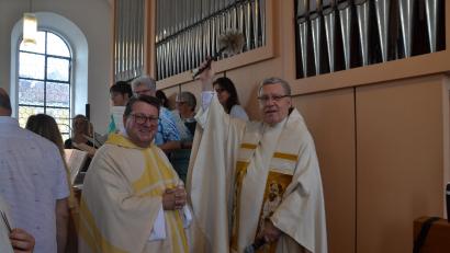 Bild: Peter Garreiss
Regionaldekan Manfred Strigl (rechts) aus Regensburg segnet die neue Orgel im Beisein von Pfarrer Udo Klösel.
