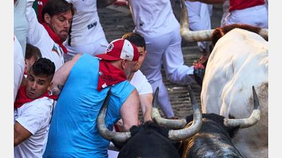Bild: Miguel Oses/AP/dpa
Auf Tuchfühlung mit dem Tod: Die spitzen und langen Hörner der Kampfstiere können den Läufern bei den Stierhatzen während des ebenso berühmten wie umstrittenen San-Fermín-Festes im nordspanischen Pamplona lebensgefährliche Verletzungen zufügen.
