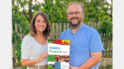 Bild: Hans Walter 
Christina Ackermann, hier mit Bürgermeister Hans Walter, hat als neue Jugendbeauftragte der Gemeinde Kastl ein umfangreiches Ferienprogramm zusammengestellt.