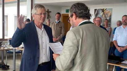 Bild: Wilhelm Amann
Herbert Zweck (links) wird als Letzter der neu gewählten Nabburger Stadträte durch Bürgermeister Frank Zeitler vereidigt.