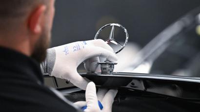 Bild: Bernd Weißbrod/dpa
Mercedes-Benz hat im zweiten Quartal weniger Fahrzeuge verkauft. (Archivbild)