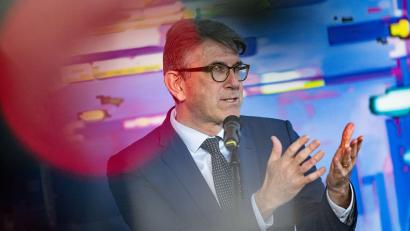 Bild: Fabian Sommer/dpa
Kulturstaatsminister Weimer sucht seit Monaten Wege für eine bessere Vergütung von Künstlern auf Musikstreamingdiensten. (Archivbild)