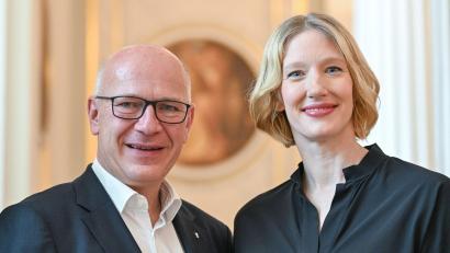 Bild: Jens Kalaene/dpa
Chefdirigentin Joana Mallwitz (rechts) verlängert ihren Vertrag am Konzerthaus.