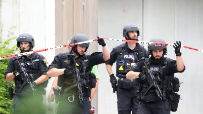 Bild: Karl-Josef Hildenbrand/dpa
Polizisten auf dem Schulgelände.