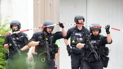 Bild: Karl-Josef Hildenbrand/dpa
Polizisten auf dem Schulgelände.