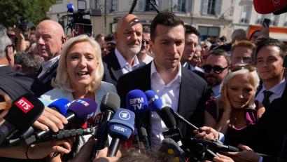Bild: Michel Euler/AP/dpa
Marine Le Pen will gemeinsam mit Jordan Bardella in den Präsidentschaftswahlkampf ziehen.