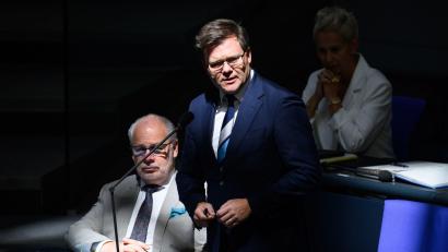 Bild: Bernd von Jutrczenka/dpa
Bundesumweltminister Carsten Schneider stellte sich im Bundestag den Fragen der Abgeordneten.