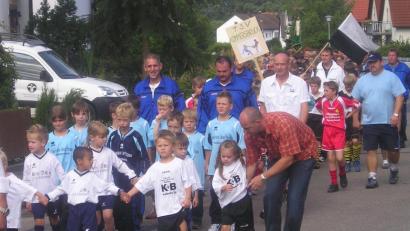 Bild: Kammerl/privat
Der kleine Nene (vorne Mitte) hat alle im Griff: Nathaniel Brown mit einer damaligen Mannschaft des TSV Kümmersbruck bei einem Festumzug.