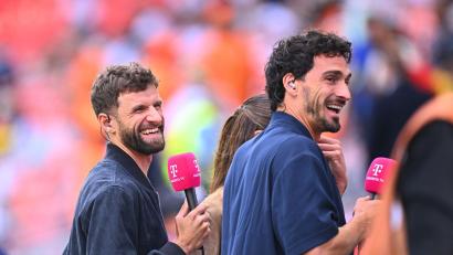 Bild: Tom Weller/dpa
Zwei Ex-Weltmeister - aber auch zwei für den DFB? Thomas Müller (l) und Mats Hummels. (Archivbild)