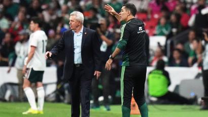 Bild: Eduardo Verdugo/AP/dpa
Zwei Jahre lang wurde Rafael Márquez (r) von dem scheidenden Chefcoach Javier Aguirre (l) auf größere Aufgaben vorbereitet. (Archivbild)