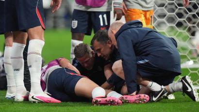 Bild: Eduardo Verdugo/AP/dpa
Jordan Henderson musste nach seinem Sturz operiert werden.