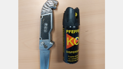 Bild: Bundespolizei
Ein verbotenes Springmesser und ein Pfefferspray stellten Bundespolizeibeamte bei Fahrern am Grenzübergang Waidhaus sicher.