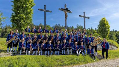 Bild: Wilhelm Koch
Das Orchester des Musikvereins Freudenberg bei den Drei Kreuzen am Nordhang des Johannisbergs.