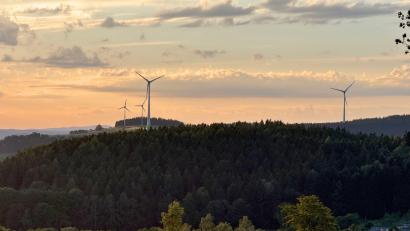 Bild: Susanne Forster
Windräder sind in der Gemeinde Bärnau immer wieder Thema. Das neue Stadtratsgremium will nun in Planungen einsteigen und möglicherweise neue Anlagen ins Auge fassen. Die Realisation könnte aber noch dauern, zumal schon genehmigte Anlagen auch noch in der Warteschleife hängen.