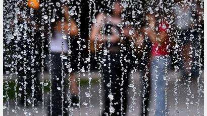 Bild: Sven Hoppe/dpa
Wasser kann bei dem heißen Wetter für Abkühlung sorgen.