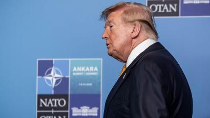 Bild: Michael Kappeler/dpa
Trump geht beim Gipfel auf die Europäer los.