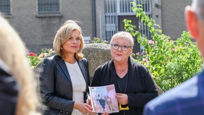 Bild: Jens Kalaene/dpa
Bundestagspräsidentin Julia Klöckner nahm den Bericht der SED-Opferbeauftragten bei einem Besuch in der ehemaligen Gedenkstätte Hohenschönhausen entgegen.