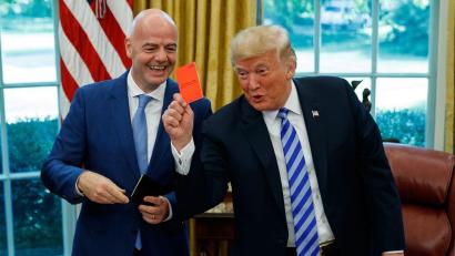 Bild: Evan Vucci/AP/dpa
EU-Abgeordnete fordern Aufklärung, ob Einfluss von US-Präsident Trump auf FIFA-Chef Infantino zur Rücknahme der Roten Karte gegen US-Stürmer Balogun geführt hat. (Archivbild)
