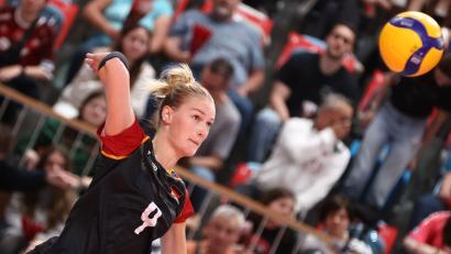 Bild: Christoph Soeder/dpa
Die deutsche Volleyball-Nationalmannschaft um Lina Alsmeier feierte einen wichtigen Sieg. (Archivbild)