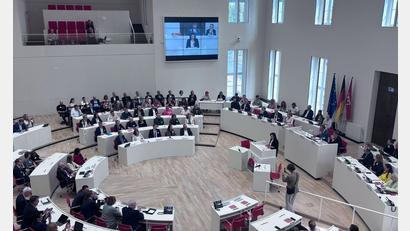 Bild: Marc-Oliver von Riegen/dpa
Bundesforschungsministerin Dorothee Bär (CSU) will die Freiheit der Wissenschaft vor Bedrohungen bewahren - das machte sie bei einer Veranstaltung in Potsdam deutlich.