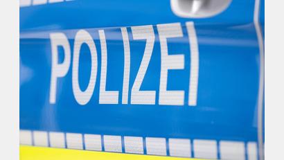 Bild: Boris Roessler/dpa
Nach dem Umkippen eines vollbeladenen Betonmischers im Asbach-Bäumenheimer Ortsteil Hamlar muss die schnell trocknende Masse mit Baggern mühsam ausgehoben werden. (Symbolbild)