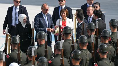 Bild: Abdullah Güçlü/Anadolu Pool via AP/dpa
Charlotte Merz begleitet ihren Mann Friedrich zum zweiten Mal bei einer Kanzler-Reise nach Ankara.