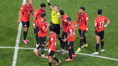 Bild: Chris Carlson/AP/dpa
Schiedsrichter François Letexier zog den Unmut der ägyptischen Spieler auf sich.