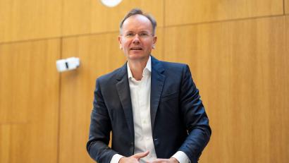 Bild: Lennart Preiss/dpa
Ex-Wirecard-Chef Markus Braun bei einem Prozesstag im Sommer 2025. (Archivbild)
