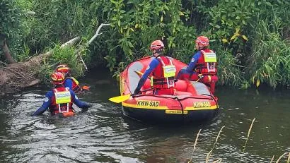 Bild: Korbinian Kurz
Bei der Suche nach dem vermissten Jungen auf der Schwarzach bei Altfalter war die Wasserwacht mit vielen Einsatzkräften vor Ort.
