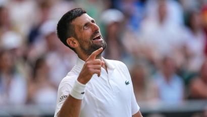 Bild: Kirsty Wigglesworth/AP/dpa
Es war ein Kraftakt: Novak Djokovic gewinnt sein Viertelfinale gegen den Kanadier Felix Auger-Aliassime.