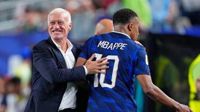 Bild: Petr David Josek/AP/dpa
Frankreichs Trainer Didier Deschamps (l.) mit Superstar Kylian Mbappé. (Archivbild)