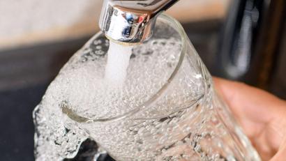 Symbolbild: Patrick Pleul/dpa
Aufgrund der Belastung des Trinkwassers mit Keimen hat das Gesundheitsamt ein Abkochgebot für das Trinkwasser in Waidhaus ausgesprochen.