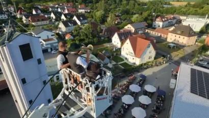 Bild: Feuerwehr Sulzbach-Rosenberg
Der Korb mit den Musikanten reichte über den Turm der Feuerwehr hinaus. Unten sieht man Schirme und Bänke der Kirwa – die Besucher wurden gewissermaßen von oben bespielt.