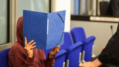 Bild: Christoph Reichwein/dpa
Eine Angeklagte im Saal des Landgerichts Wuppertal.