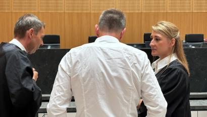 Bild: Ganzmann
Der angeklagte Unternehmer beratschlagt sich mit seinen Anwälten Rouven Colbatz (links) und Stefanie Amann.