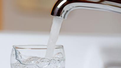Symbolbild: Roland Weihrauch/dpa
Das Gesundheitsamt hat ein Abkochgebot für das Trinkwasser in der Tiefzone Waidhaus ausgesprochen. Grund sind Keime, die Durchfälle und andere Erkrankungen hervorrufen können.