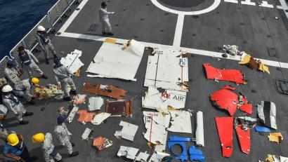 Bild: Uncredited/Pakistan Navy/AP/dpa
In einem von der pakistanischen Marine veröffentlichten Foto werden Trümmerteile des abgestürzten Frachtflugzeugs gezeigt.
